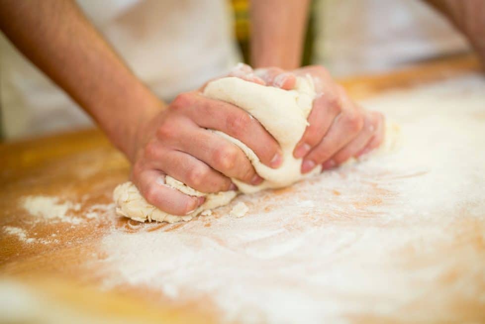 Pétrissage artisanal de la pâte à pizza KPIZZ
